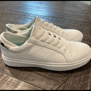 Dr. Scholl’s White Sneakers